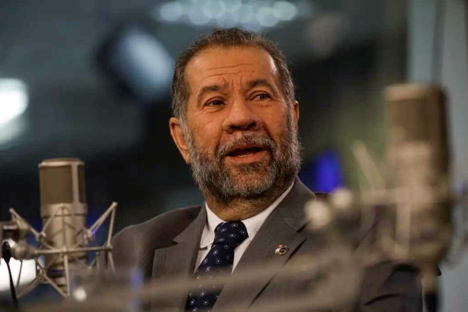 Ligação a acusados do roubo a aposentados pode render demissão de Lupi