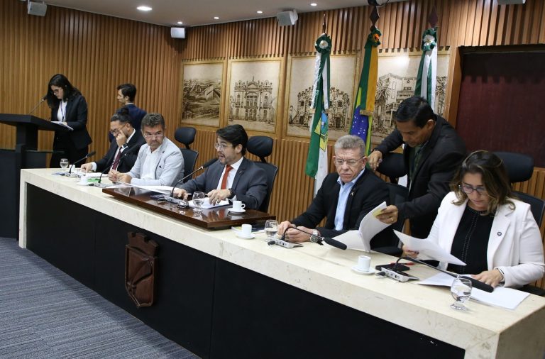 Comissão da CMN aprova PL para placas com regras para avanço de sinal vermelho à noite em Natal
