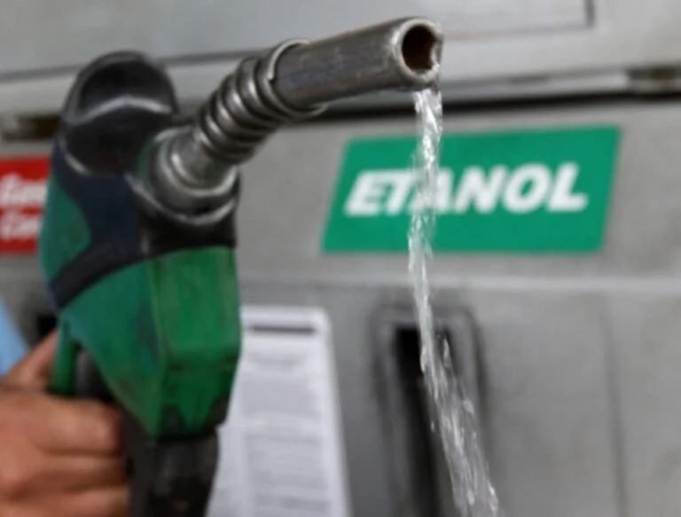 Etanol mais barato que a gasolina ajuda a segurar preços, diz Alckmin