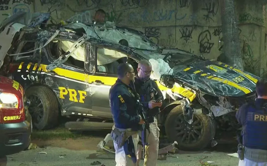 Três policiais morrem após viatura da PRF colidir com carro de passeio durante perseguição a motociclistas no Rio