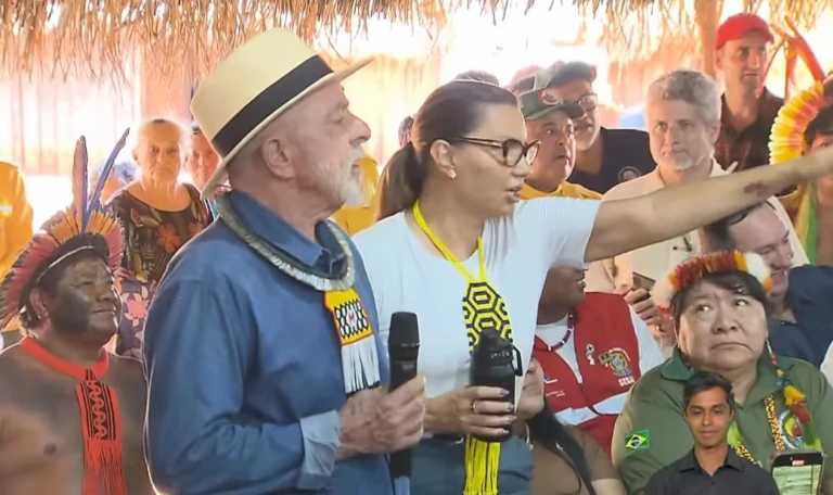 Janja repreende indígenas e pede que se sentem para ouvir Lula
