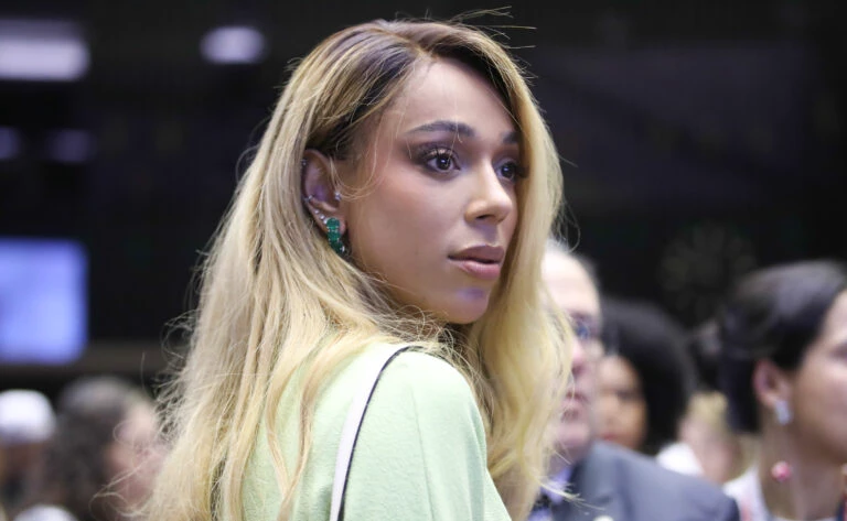 Erika recebe visto masculino para EUA e chama Trump de “doente”