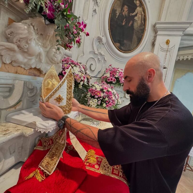 Gay e católico: saiba quem é o alfaiate que vestia o papa Francisco
