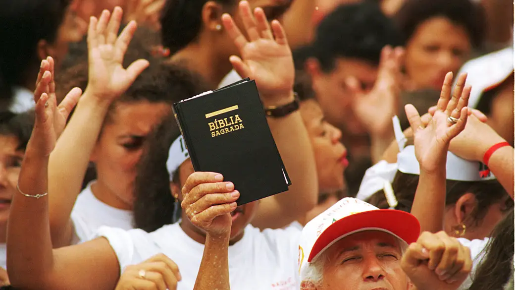 População evangélica deve ultrapassar católica no Brasil em poucos anos