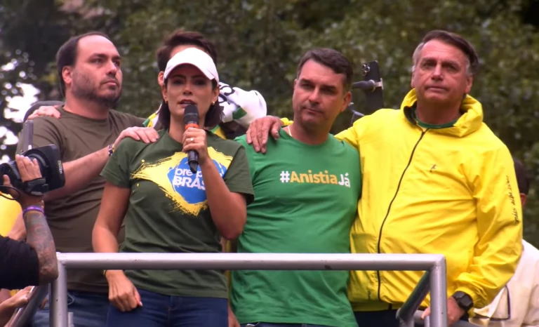 Em momento de união familiar, Carlos elogia Michelle: “Uma leoa”