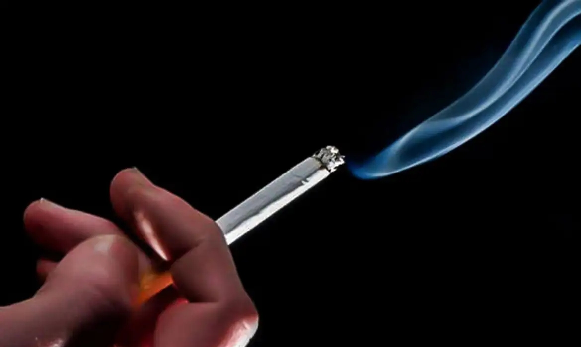 França proíbe cigarro em praias, parques e áreas escolares a partir de julho