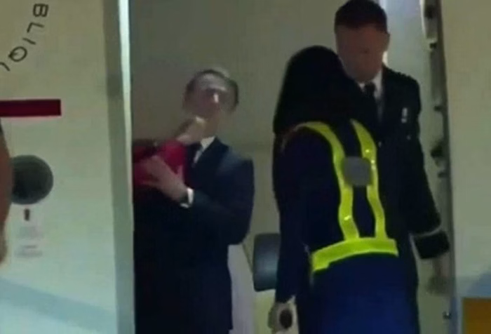 Presidente Macron é agredido pela esposa no rosto: “Briguinha de casal”