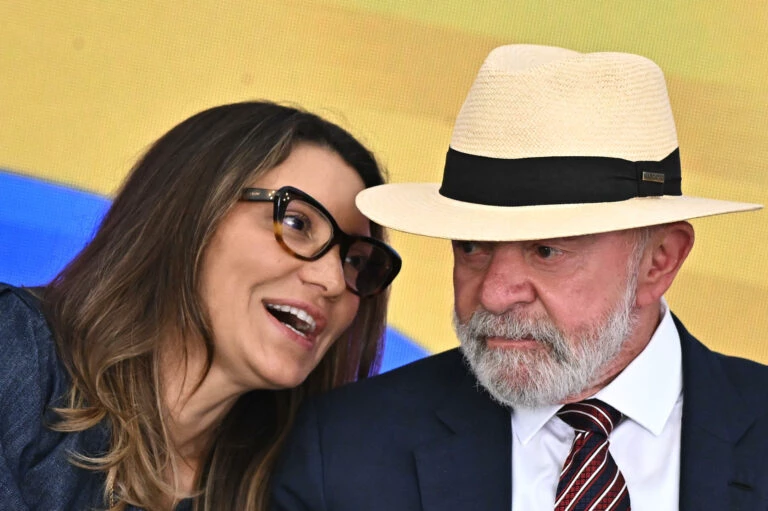 Lula condecora Janja com a maior honraria de mérito cultural