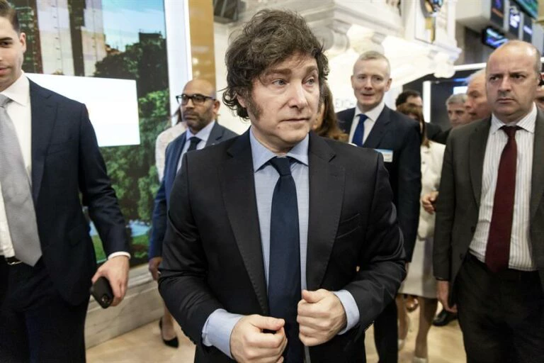 Milei tenta aprovar redução da maioridade penal para 14 anos