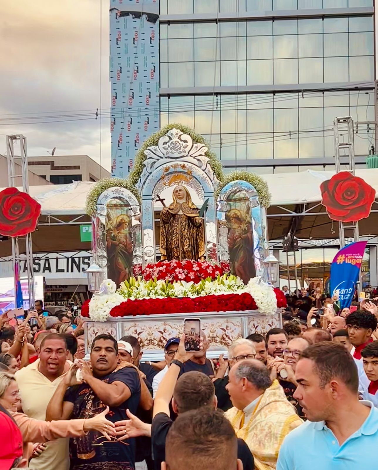 Milhares de fiéis acompanham procissão de Santa Rita de Cássia em Santa Cruz