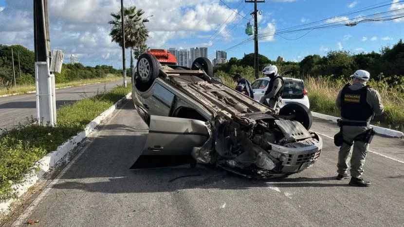 Carro capota após motorista perder o controle na Rota do Sol, em Natal