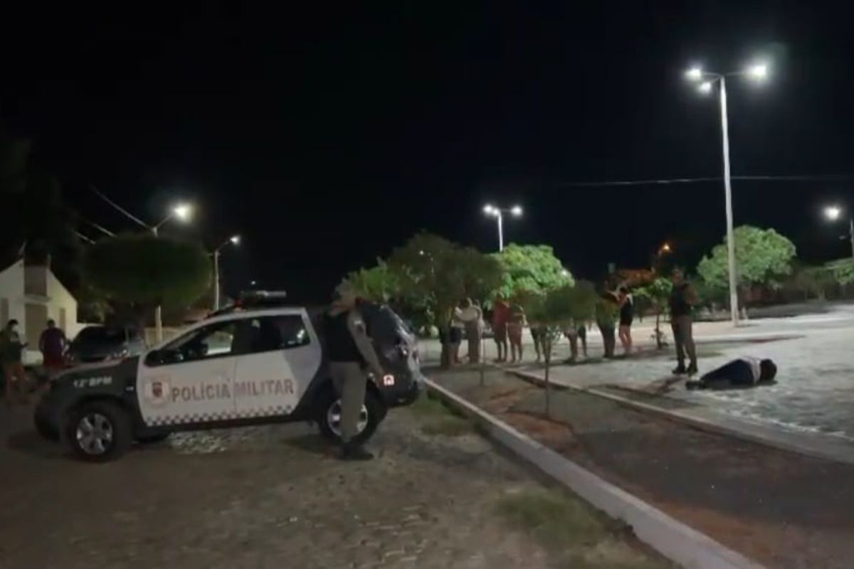 Jovem é assassinado em plena praça pública na cidade de Caraúbas