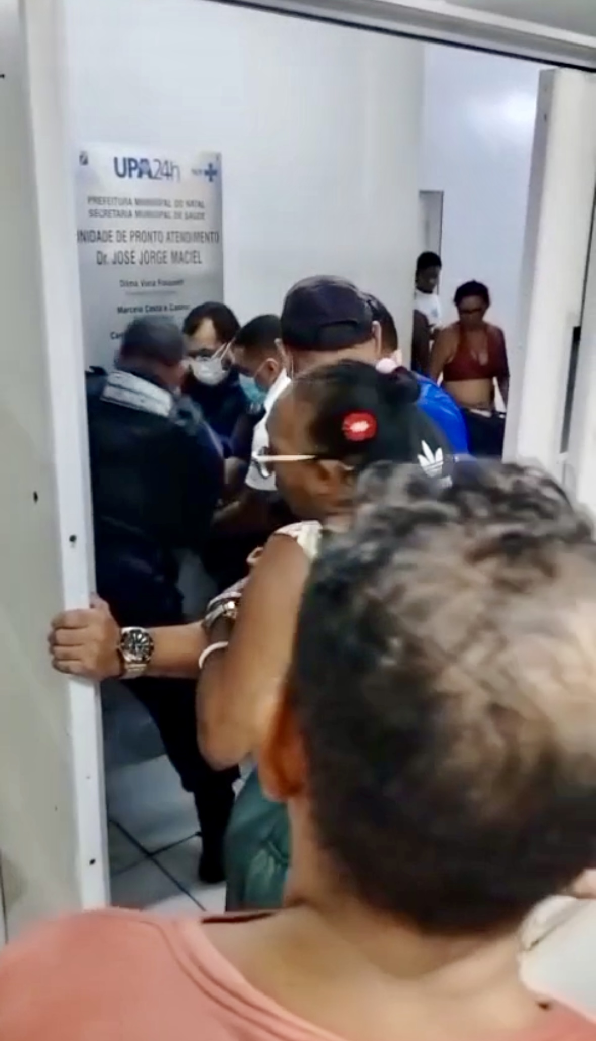 Homem é preso após agredir guarda municipal e causar tumulto na UPA do Potengi, em Natal