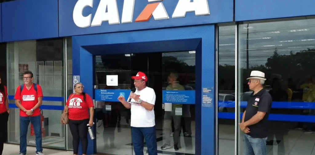 Bancários protestam contra fechamento de agência da Caixa para transformá-la em unidade “de elite” em Natal