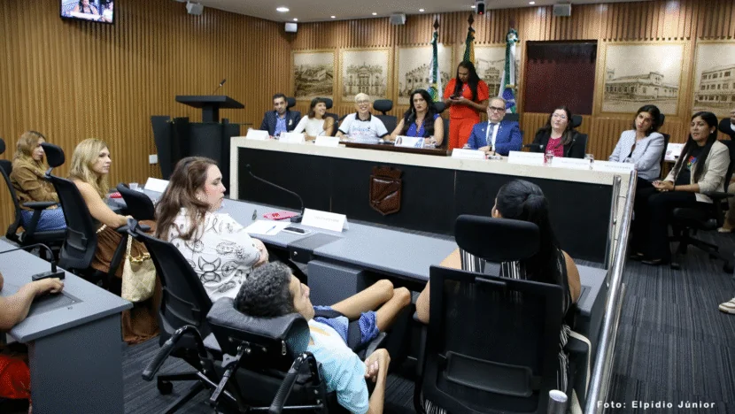 Mães atípicas lotam Câmara de Natal para exigir direitos e políticas públicas inclusivas