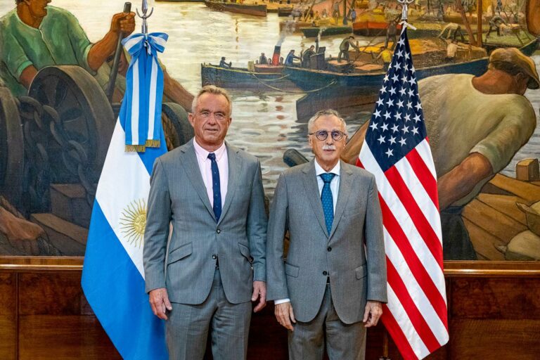 Argentina ratifica saída da OMS após reunião com Kennedy Jr.