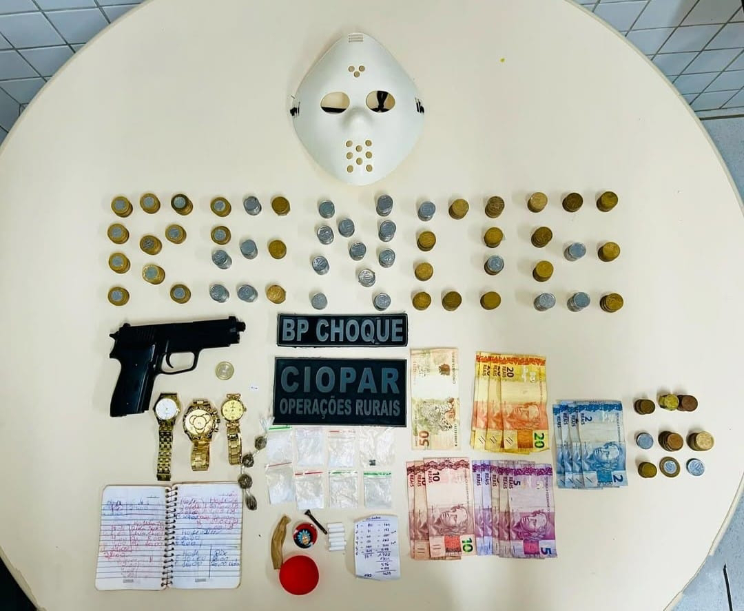 Polícia prende no RN mulher com arma, drogas, moeda estrangeira e até máscara do "Jason"