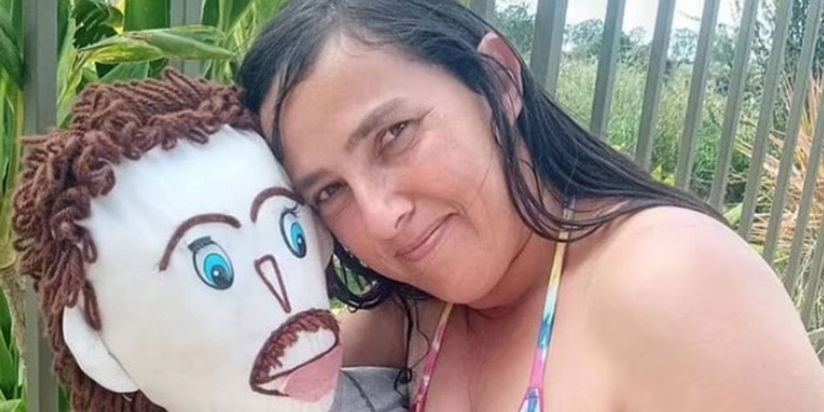 Boneco de pano casado com brasileira dorme em sofá após suspeita de traição