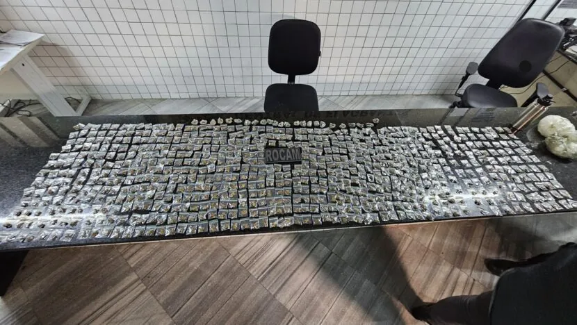 Idosa de 62 anos é presa com 655 porções de skunk em Natal