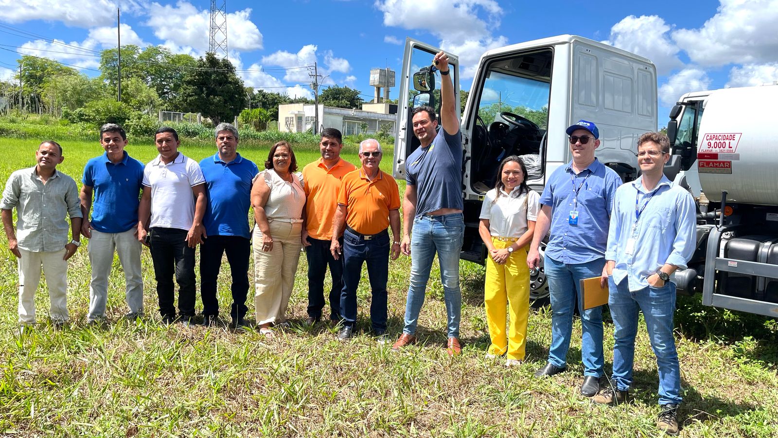 Senador Styvenson Valentim entrega caminhão-pipa para Taipu