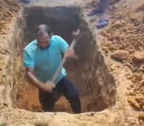 Filho abre cova para enterrar corpo do próprio pai em cemitério público do RN