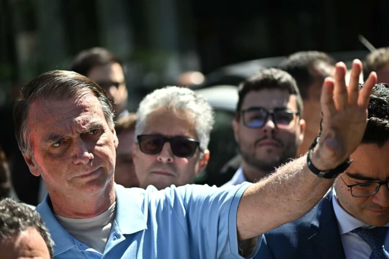 Bolsonaro reage após governador petista sugerir joga-lo na “vala”