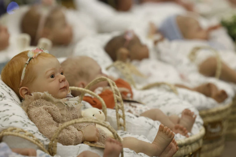 Bebê reborn chega ao Congresso: Projeto de deputado prevê multa