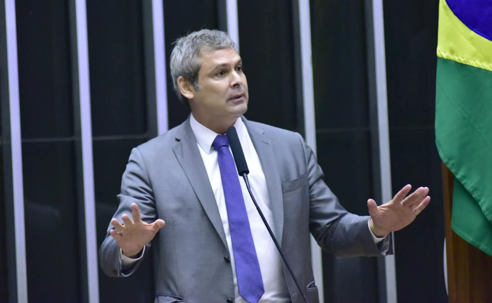 PT na Câmara vai à PGR e pede prisão de Eduardo Bolsonaro