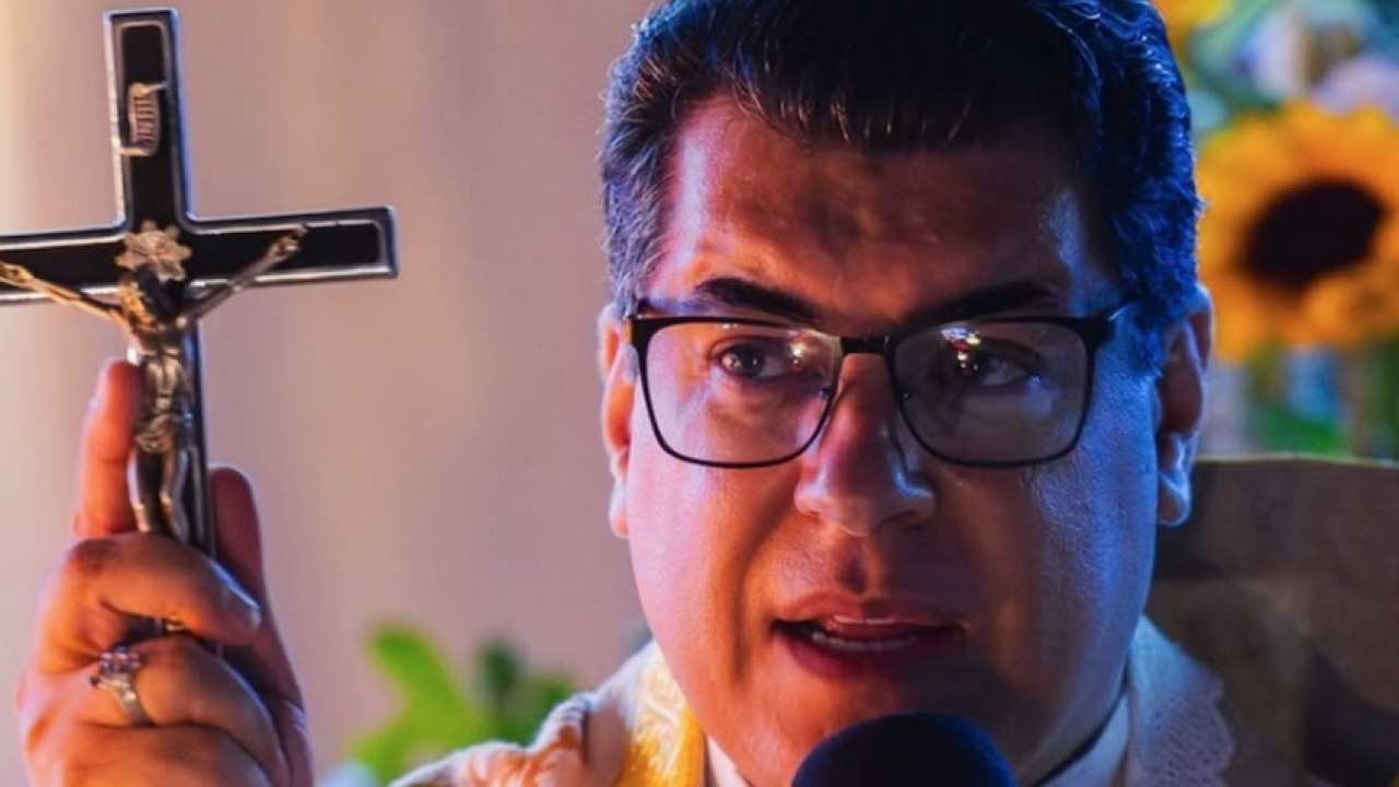 Padre se recusa a batizar bebês reborn e diz ser 'caso de psiquiatra'