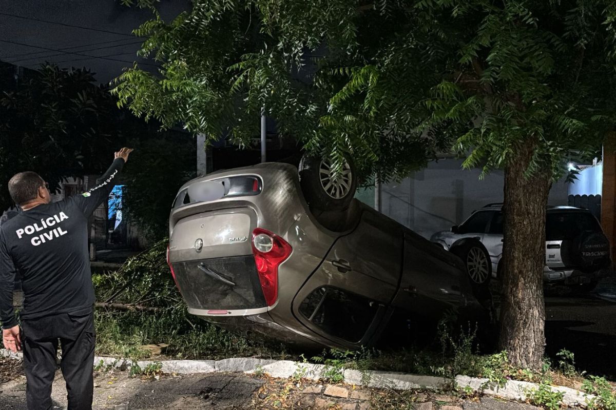 Carro capota em frente à Delegacia de Plantão Zona Sul de Natal; motorista foge do local