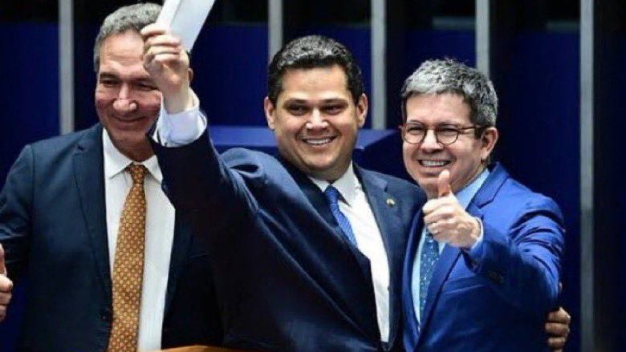 'Bomba relógio': Alcolumbre atende Lula e acelera votação sobre mandato de 10 anos no Senado