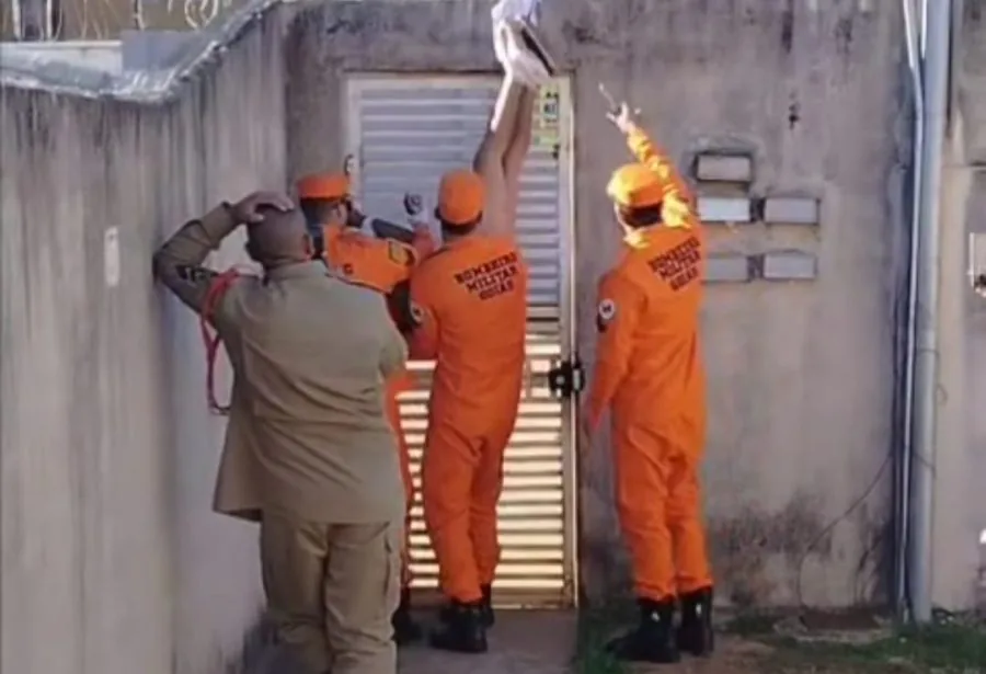 Homem fica nu e pendurado pelas calças em muro ao tentar invadir condomínio de ex-companheira