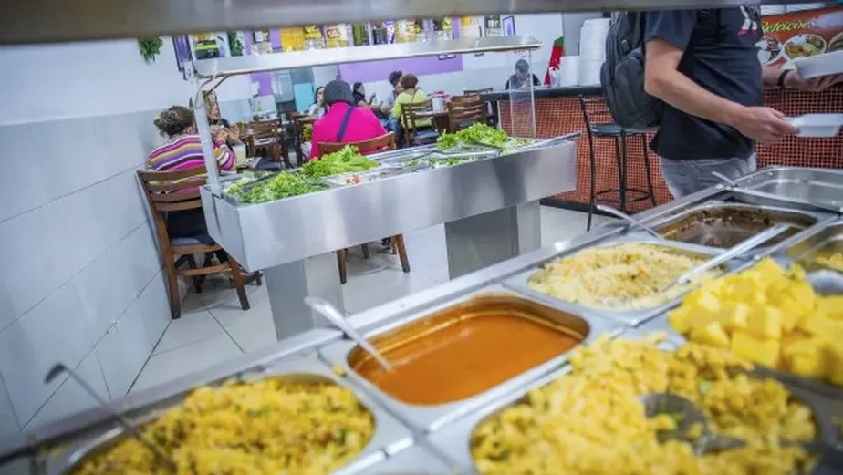 Funcionários de restaurante precisavam comer sobras de clientes; entenda