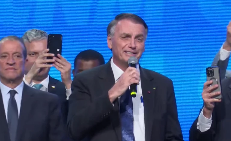 Jair Bolsonaro é ovacionado por prefeitos um dia após vaias a Lula