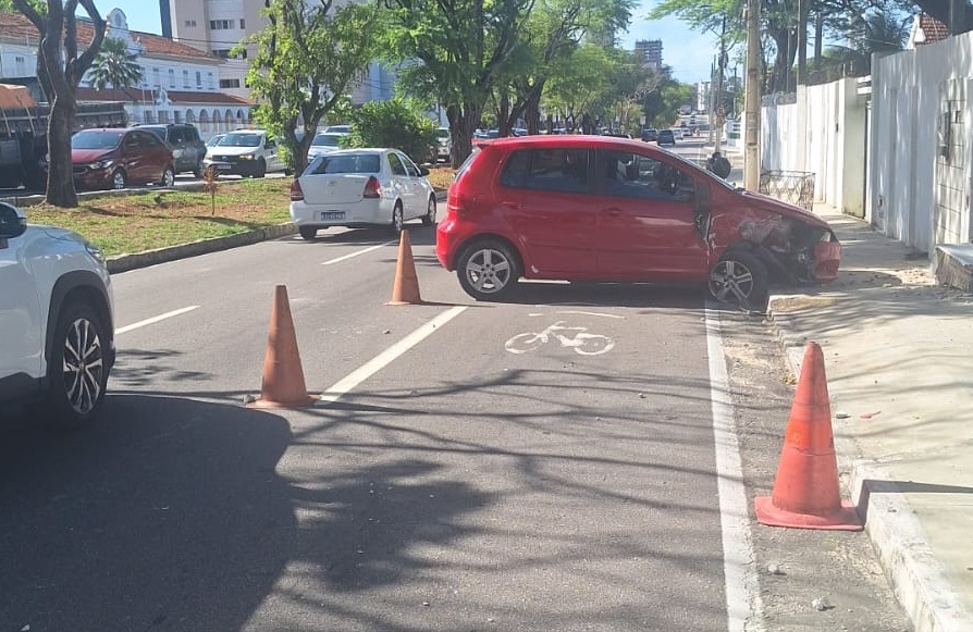 Carro bate em muro de batalhão do Exército na avenida Hermes da Fonseca