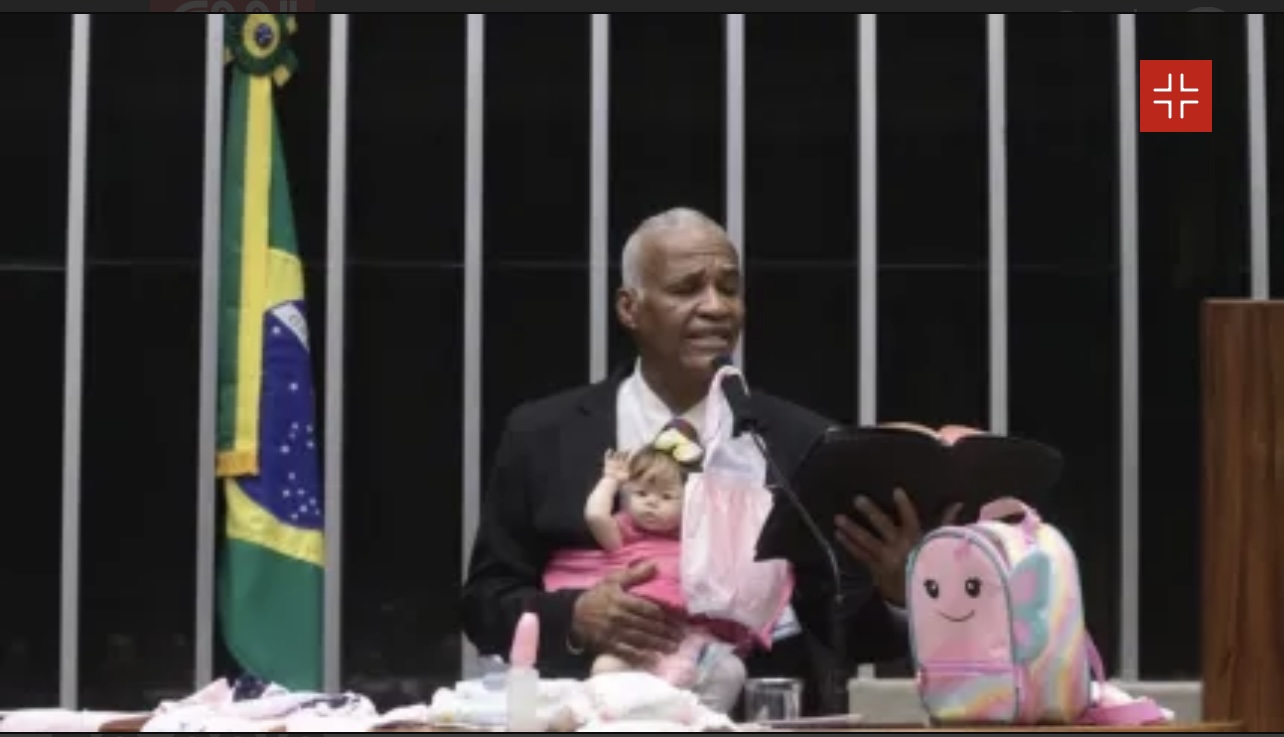 Com bebê reborn no colo, deputado cristão diz que boneca “não é pecado”