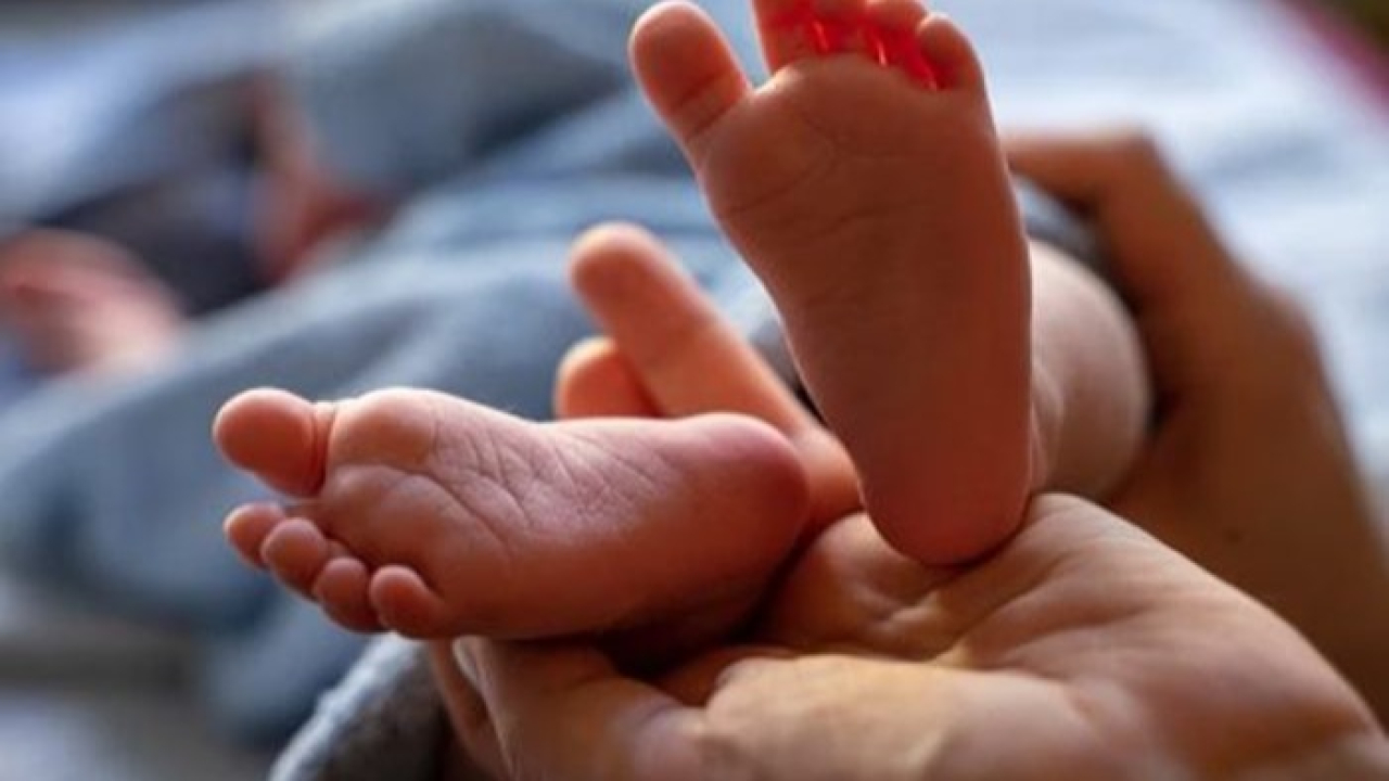 CHOCANTE: bebê de 1 ano é usado para quitar dívida de droga em boca de fumo