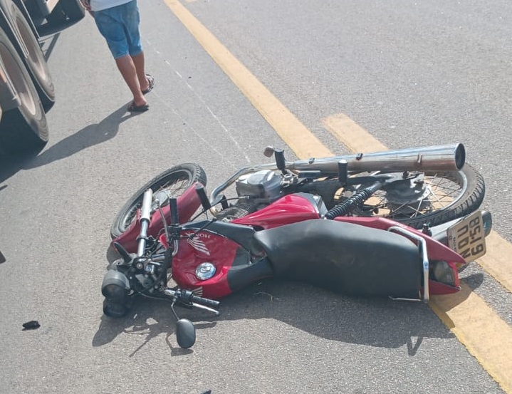 Motociclista bate em viatura da PM e morre atropelado por carreta na BR-405 no RN