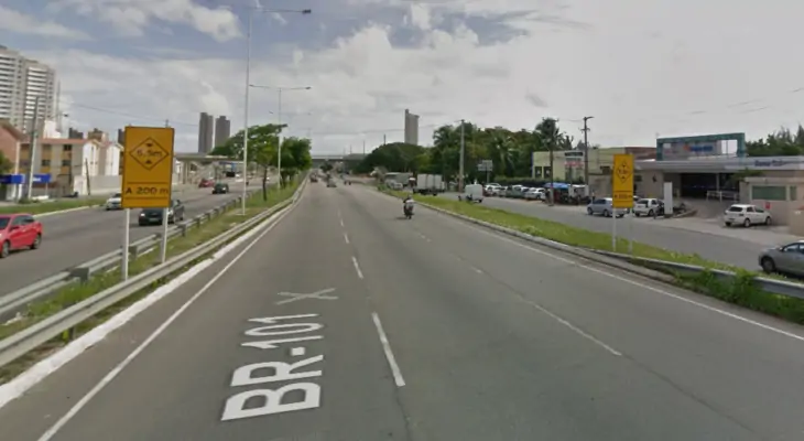 Mulher morre em acidente na BR-101 e motorista embriagado é preso após fugir do local