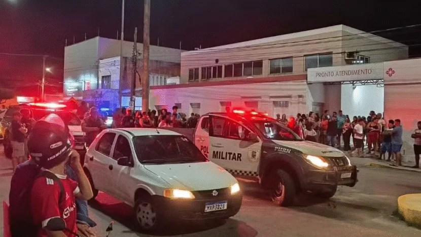 Vendedor de milho é morto a tiros em frente a hospital na Grande Natal; três crianças ficaram feridas