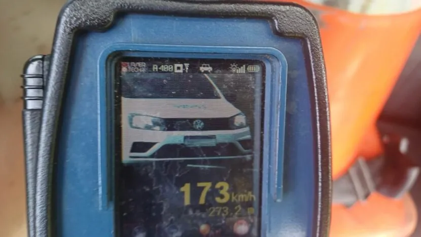 PRF flagra veículo a 173 km/h na BR-101 durante operação de feriado