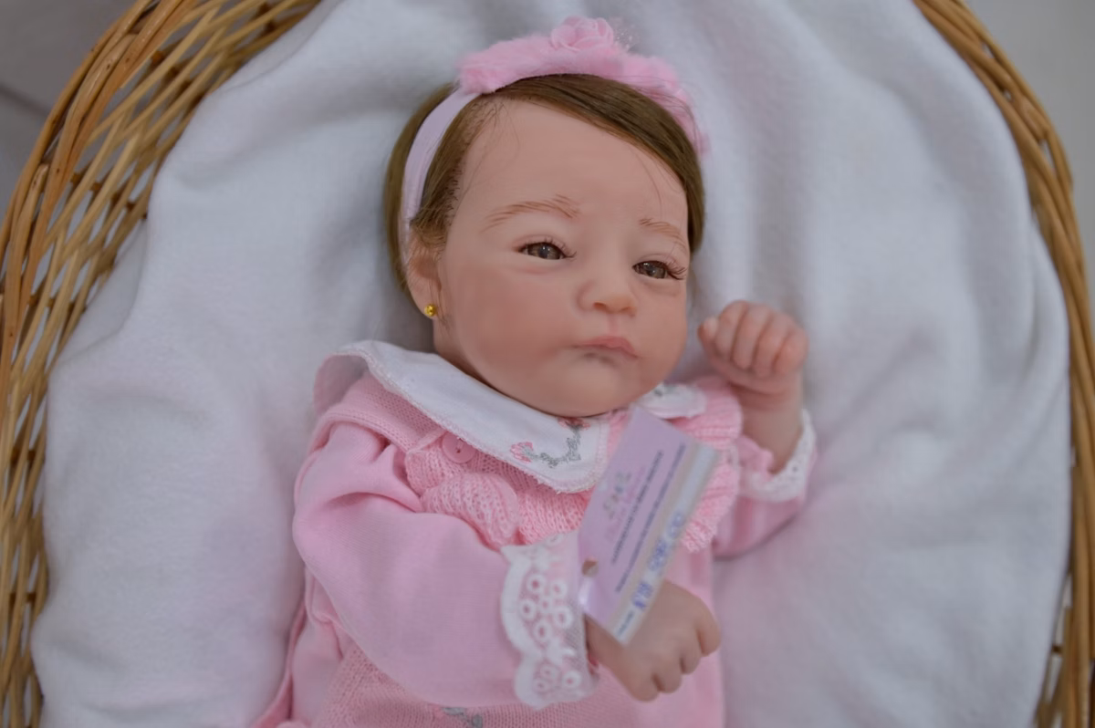 Mãe de bebê reborn tem 'licença-maternidade' negada e entra na Justiça
