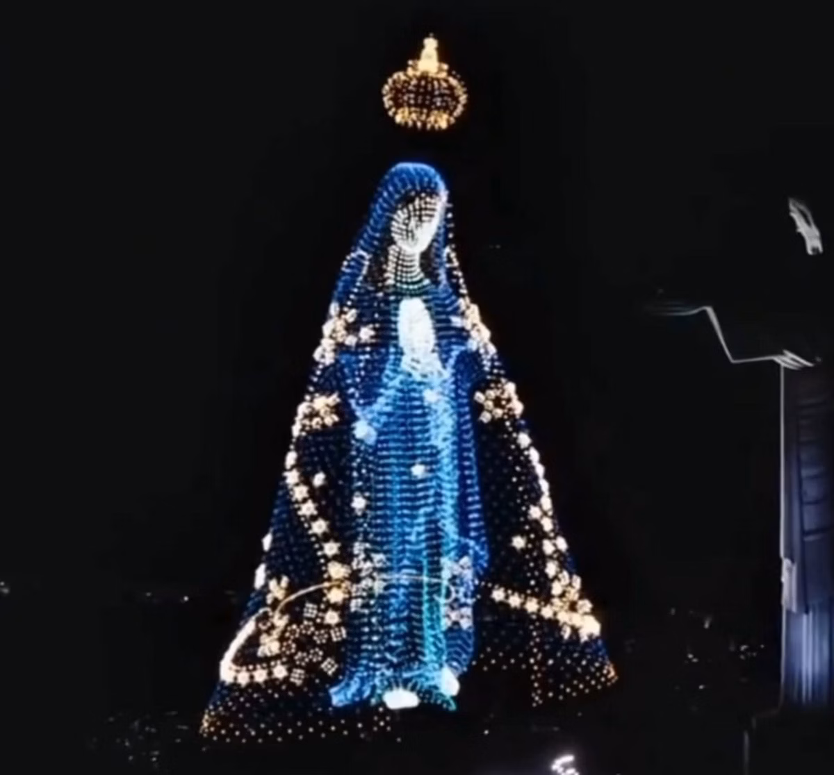 É falsa a Nossa Senhora Aparecida projetada por drones ao lado do Cristo Redentor