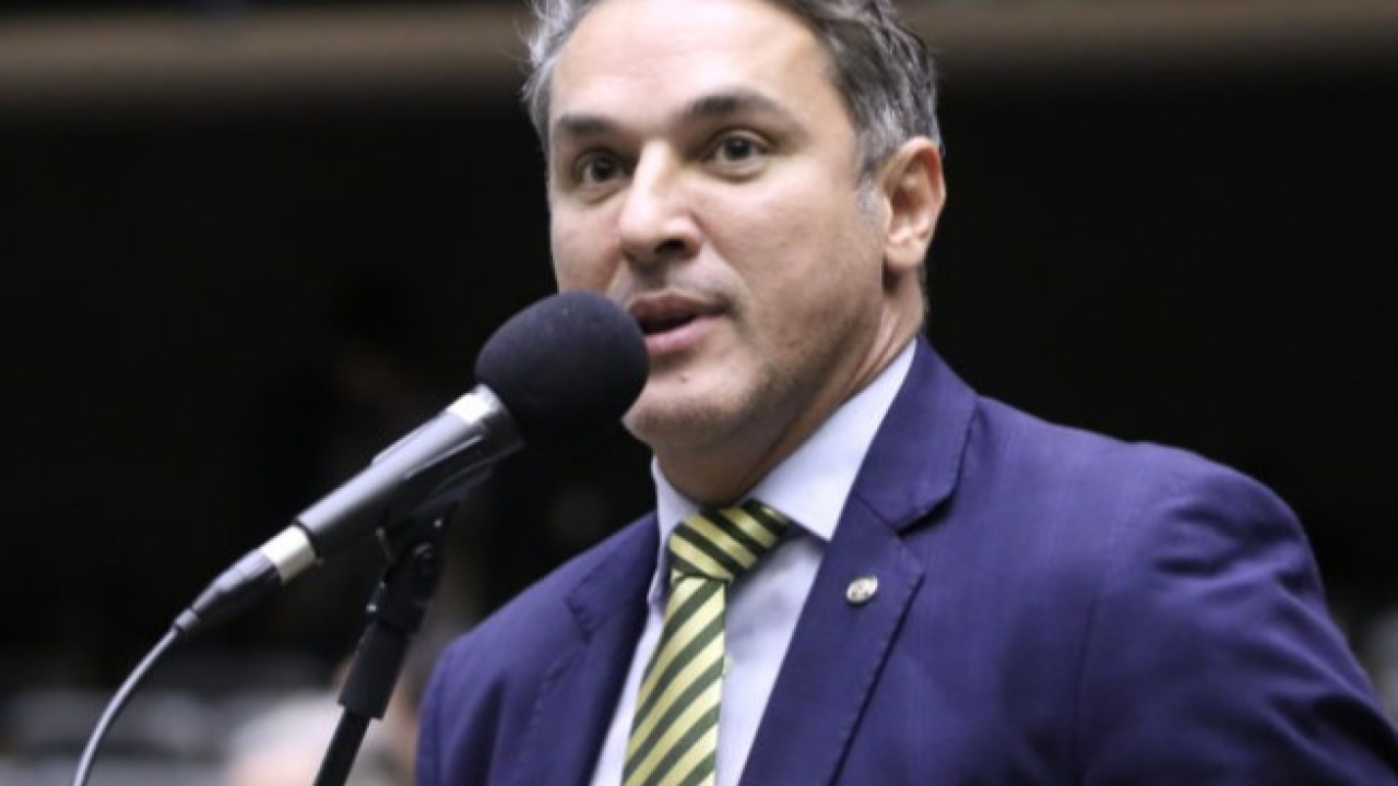 Governo Lula 'está cagando' para produtores rurais, afirma deputado
