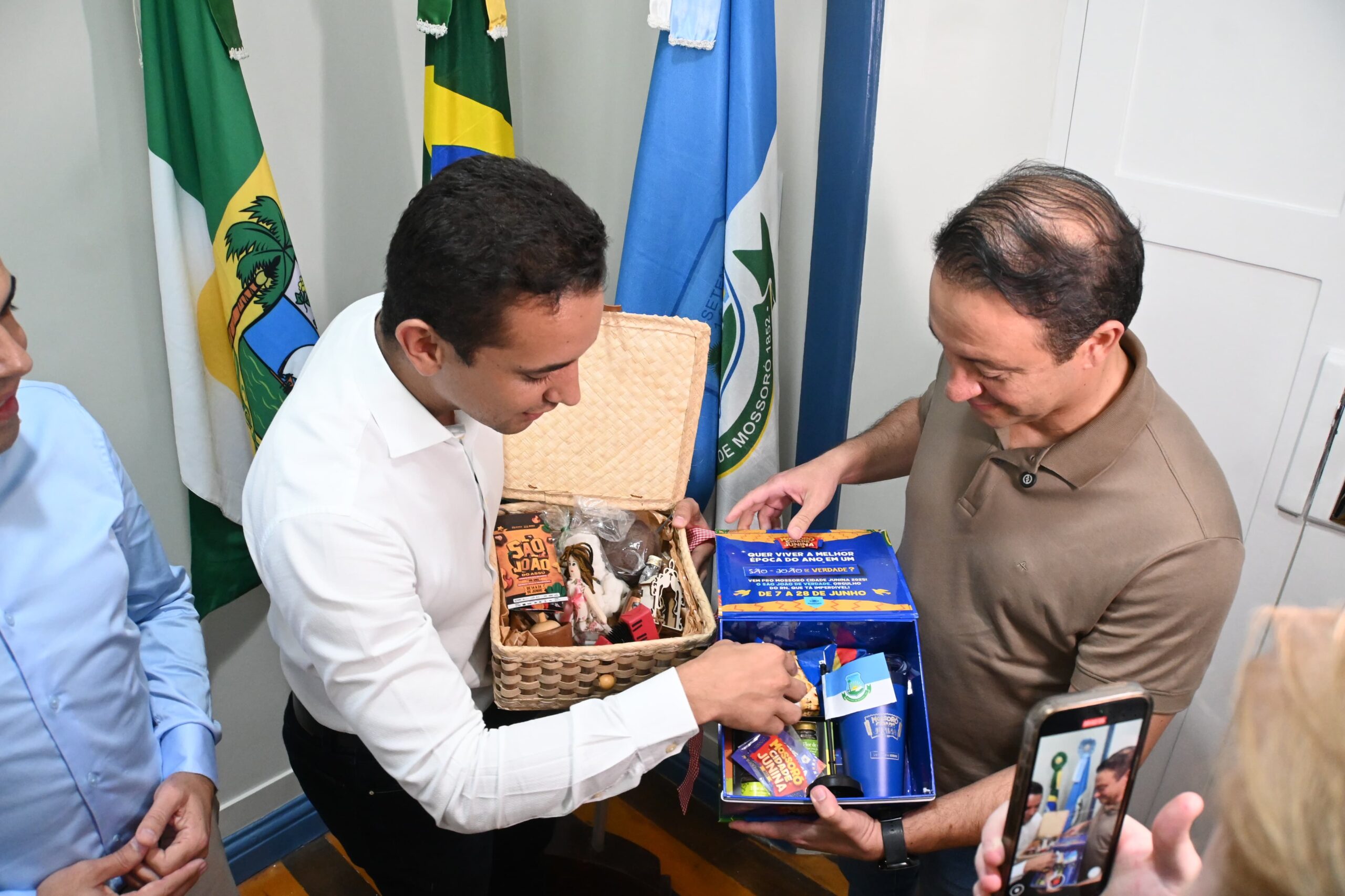 De Assú para Mossoró: Prefeito Lula Soares entrega convite oficial do São João 2025 a Allyson Bezerra