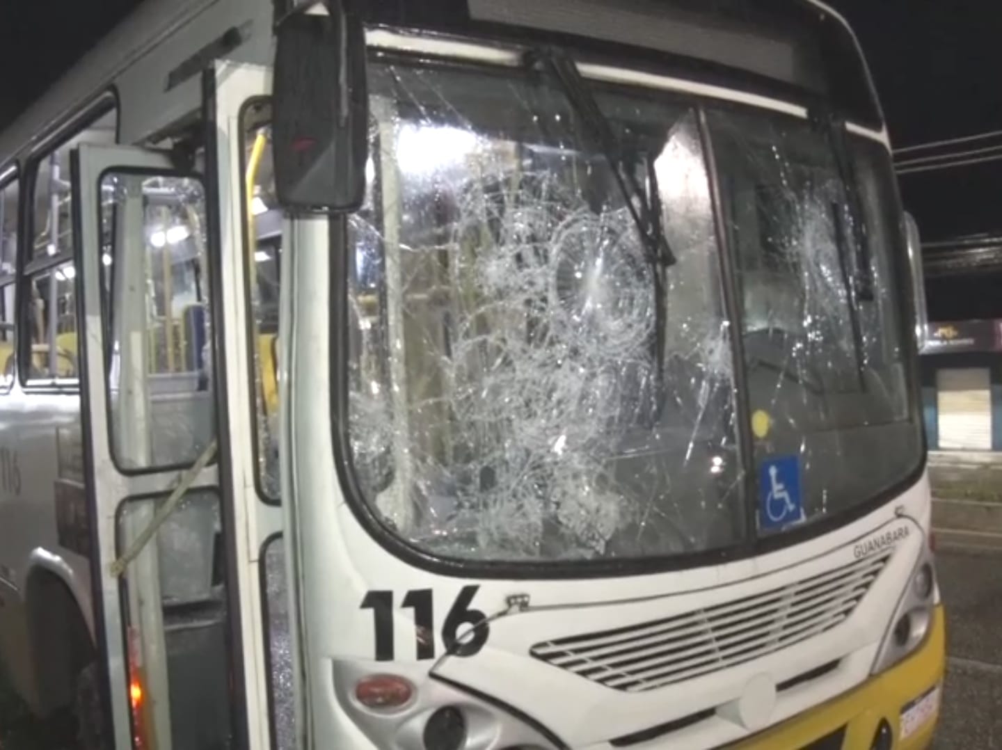 Ônibus é depredado durante protesto na rua Dr. Mário Negócio após prisão de foragido