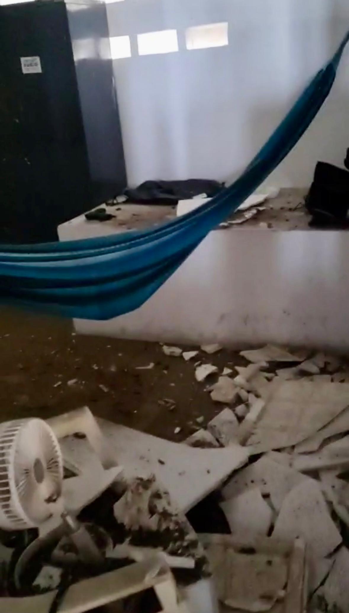 Teto de base da Guarda Municipal desaba em Muriú e quase fere policial durante o descanso