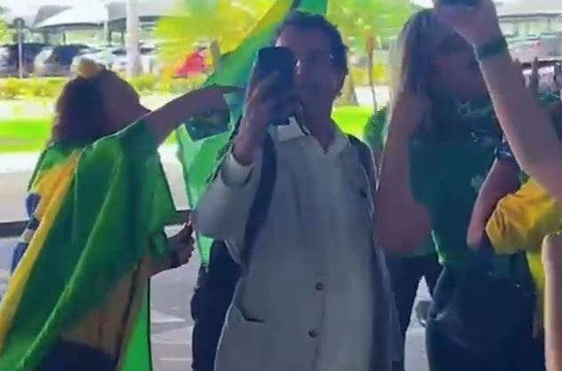 VÍDEO: Deputado Mineiro do PT tenta provocar bolsonaristas e é vaiado no Aeroporto de Natal