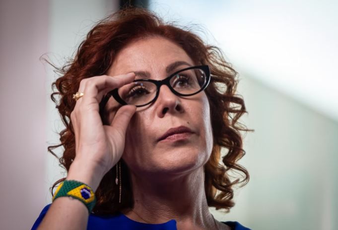 Condenada pelo STF, Carla Zambelli diz que deixou o Brasil