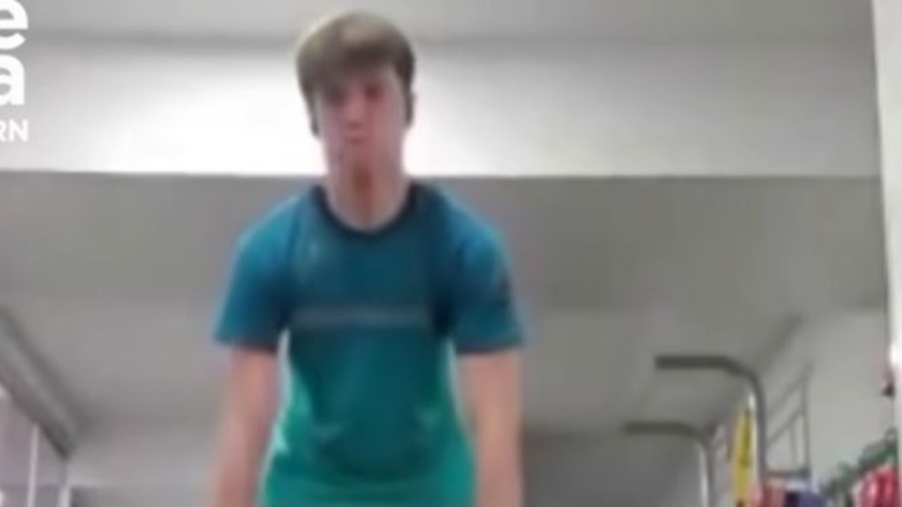 Jovem desafia seus limites e desmaia após levantar barra de 100kg durante treino
